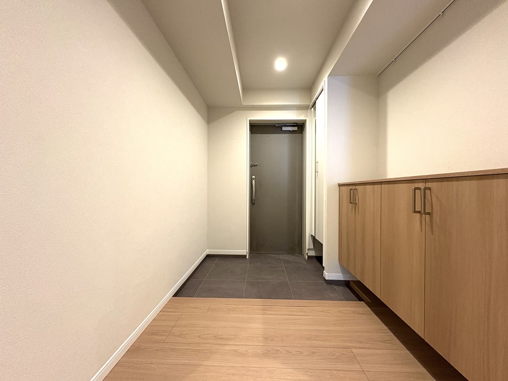 【玄関】 ゆとりを感じる玄関の様子です。上部オープン仕様のシューズボックス付き。圧迫感が無く、空間に広がりを感じていただけます。