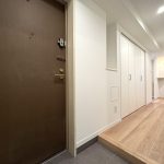 【玄関】 明るいブラウンの床材とホワイトの壁紙が明るく爽やかな印象の玄関ホールの様子です。