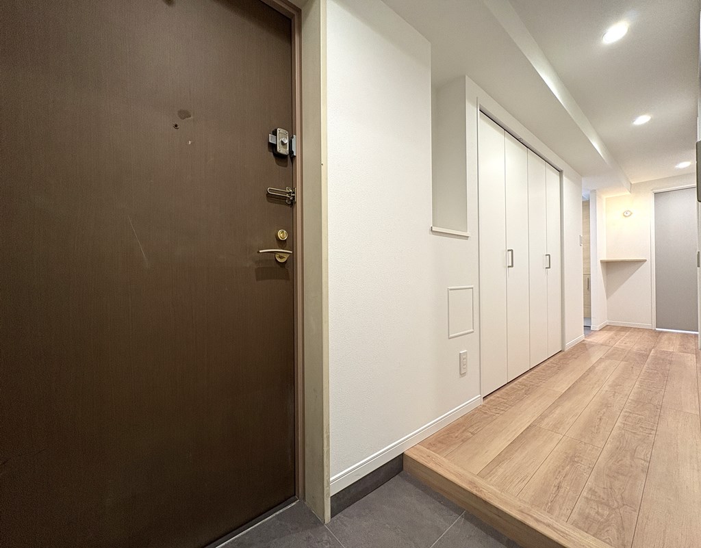 【玄関】 明るいブラウンの床材とホワイトの壁紙が明るく爽やかな印象の玄関ホールの様子です。