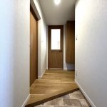 【玄関ホール】 濃いブラウンの建具がアクセントになって温かい雰囲気を演出しています。