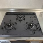 【3口コンロ】 忙しくても3口同時に調理ができて便利。吹きこぼれ等のお掃除も簡単。