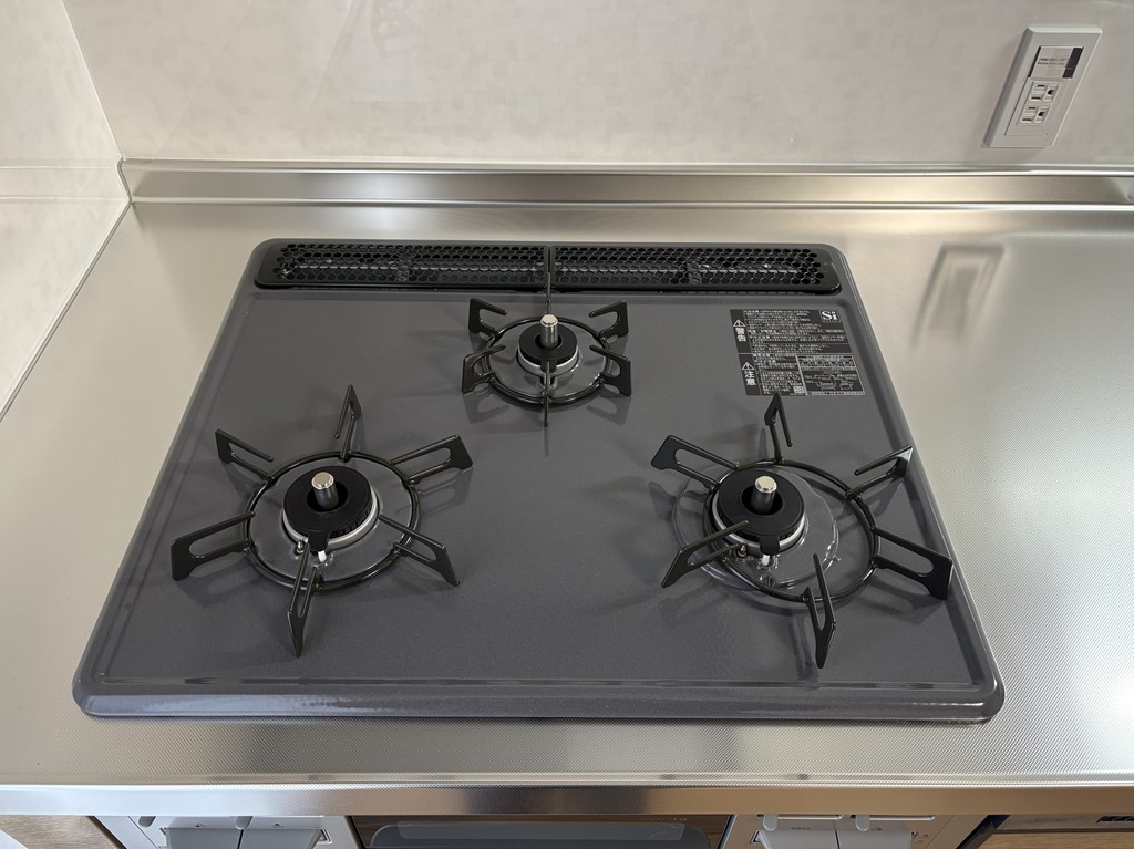 【3口コンロ】 忙しくても3口同時に調理ができて便利。吹きこぼれ等のお掃除も簡単。