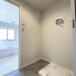 【洗面室・脱衣室分離仕様】 洗面室と脱衣室は引き戸で分離する間取りです。使いやすさを現地でご覧ください。脱衣室は室内物干し付きです。