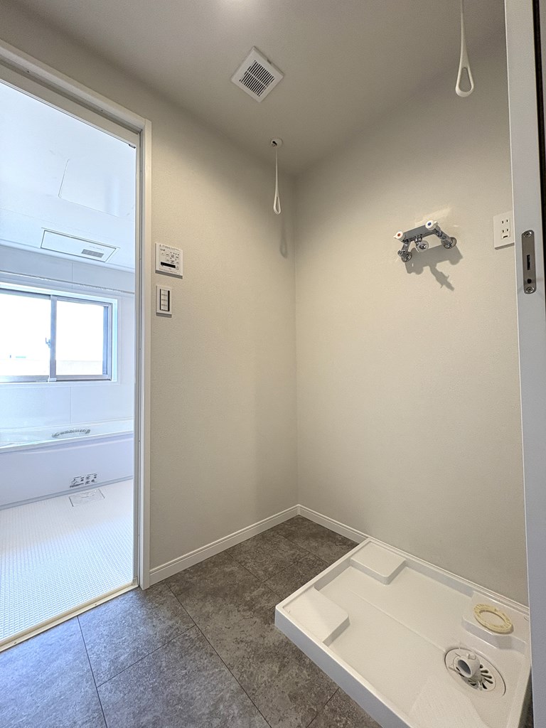 【洗面室・脱衣室分離仕様】 洗面室と脱衣室は引き戸で分離する間取りです。使いやすさを現地でご覧ください。脱衣室は室内物干し付きです。