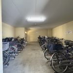 【駐輪場】 駐輪場の様子です。駐輪場は、屋内は額400円、屋外は月額100円になります。空き状況は随時ご確認ください。