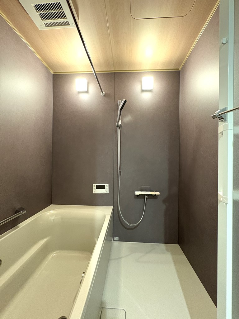 【浴室】 寛げる浴室は追い炊き機能、浴室換気乾燥機能付きで快適なバスタイムをお過ごしいただけます。