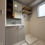 【洗面室】 洗面室の様子です。室内洗濯機置場の上部にも収納完備。洗面室にも窓があります。