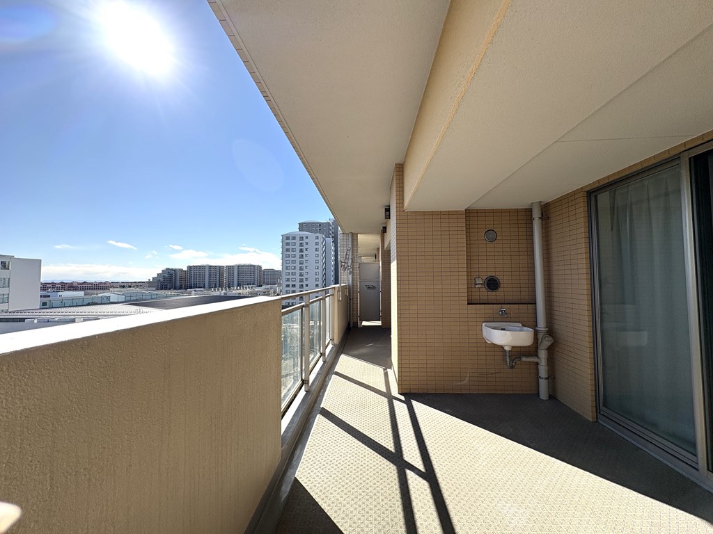 【バルコニー】 広いバルコニーの様子です。南東向き。バルコニーの掃除に便利なスロップシンクが付いています。