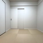 【和室】 4LDKの間取り。和室1部屋、洋室3部屋あります。和室には縁の無い琉球畳を使用。床の間風の板張り部分も造作しています。