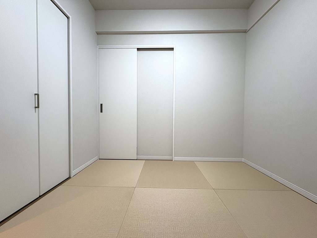 【和室】 4LDKの間取り。和室1部屋、洋室3部屋あります。和室には縁の無い琉球畳を使用。床の間風の板張り部分も造作しています。