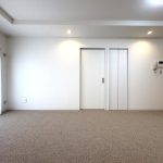 【リビング】 カーペット床には、新毛100パーセント、防ダニ加工、制電タイプを使用しています。自然素材なので人工毛に比べて家具の跡が残りにくい特徴があります。