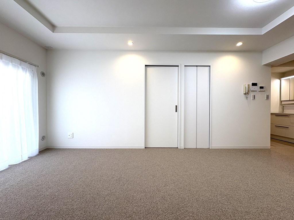 【リビング】 カーペット床には、新毛100パーセント、防ダニ加工、制電タイプを使用しています。自然素材なので人工毛に比べて家具の跡が残りにくい特徴があります。