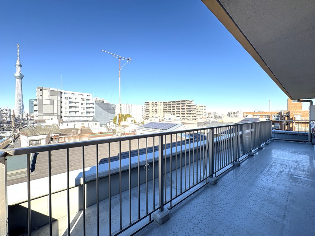 【バルコニー】 バルコニーとルーフバルコニーが付いています。ルーフバルコニー側からはスカイツリーが望めます。