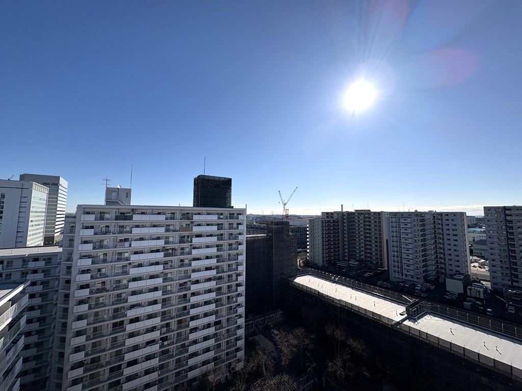 【眺望】 バルコニーかtらの眺望。大きな青空が広がり開放感があります。