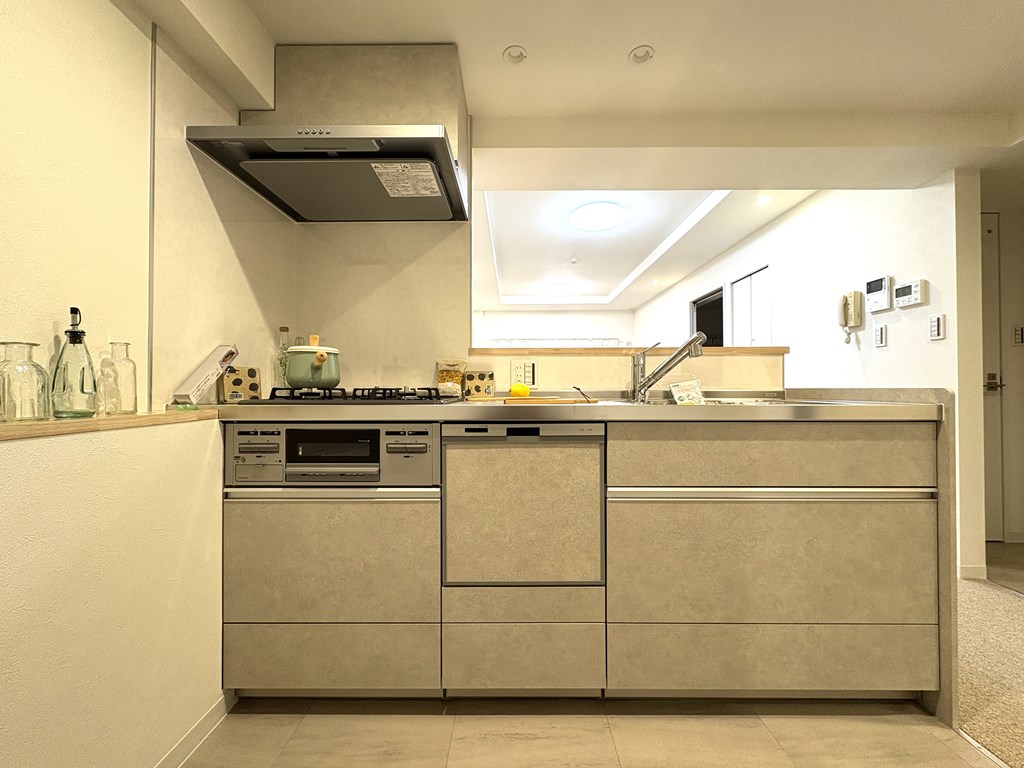 【キッチン】 対面式のシステムキッチン。食洗機完備なので後片付けもはかどります。