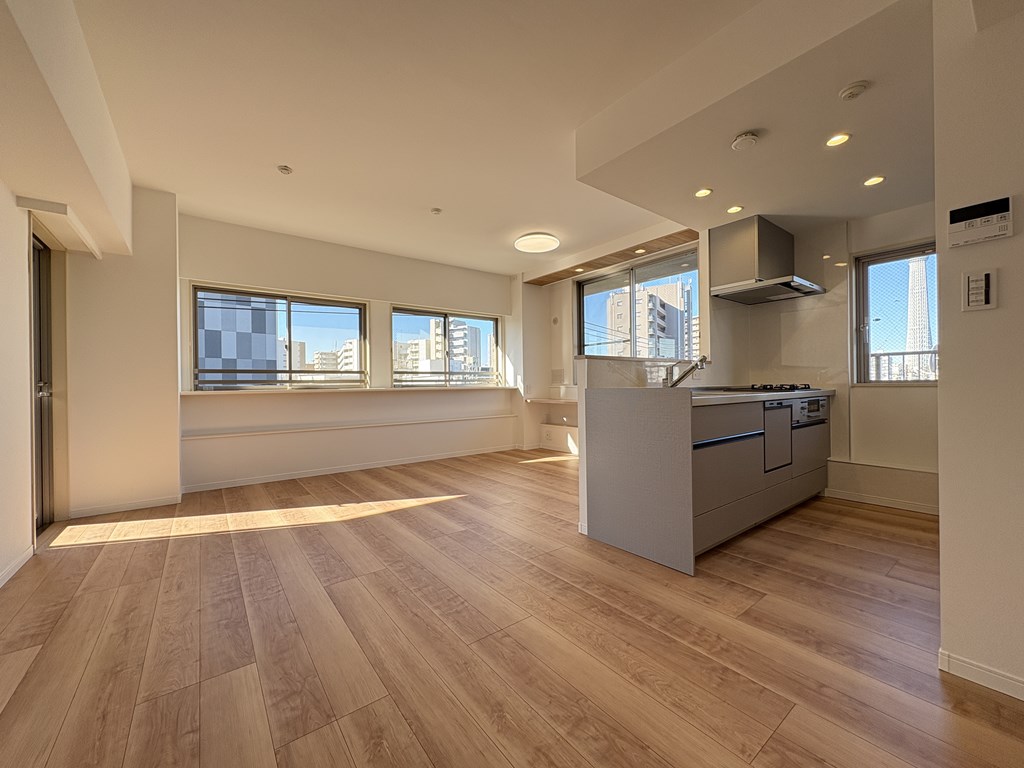 ジェイパーク亀戸は、2000年9月築、オートロックシステム、宅配ボックス完備、24時間ゴミ出し可能のマンション。ペット飼育可能（細則有）。周辺には大型スーパーや商店街がありお買い物にも便利な立地です。