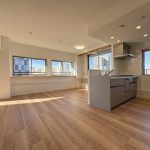 【現地】 2000年9月築、オートロックシステム、宅配ボックス完備、24時間ゴミ出し可能のマンション。ペット飼育可能（細則有）。周辺には大型スーパーや商店街がありお買い物にも便利な立地です。