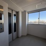 【エレベーターホール】 窓があるので明るいエレベーターホールの様子です。