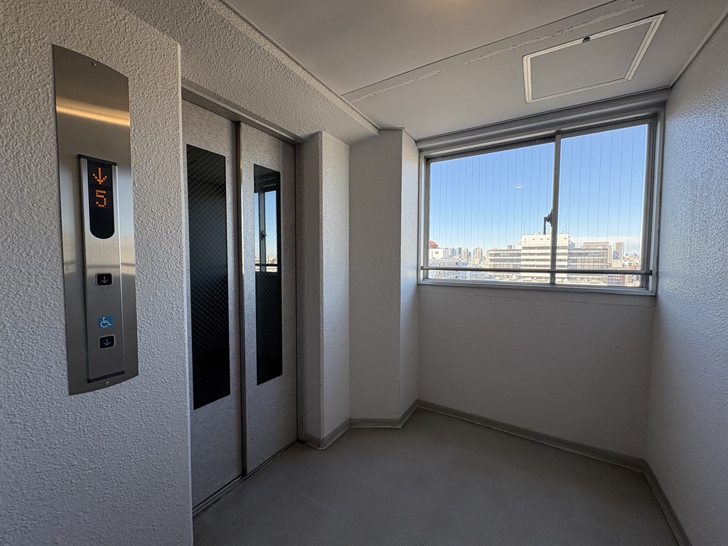 【エレベーターホール】 窓があるので明るいエレベーターホールの様子です。