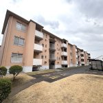 【外観】 3階建ての2階のお部屋、2面バルコニー(サービスバルコニー付)、長期修繕計画書有ります。