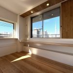 【リビングカウンター】 リビングにはカウンターを造作しています。窓からはスカイツリーが綺麗に見えます。