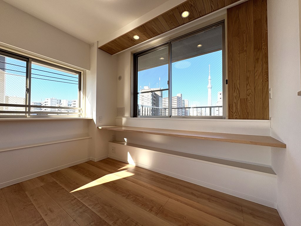 【リビングカウンター】 リビングにはカウンターを造作しています。窓からはスカイツリーが綺麗に見えます。