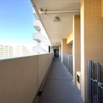 【共用廊下】 各お部屋に専用ポーチがあり、プライベートが保たれた共用廊下の様子です。