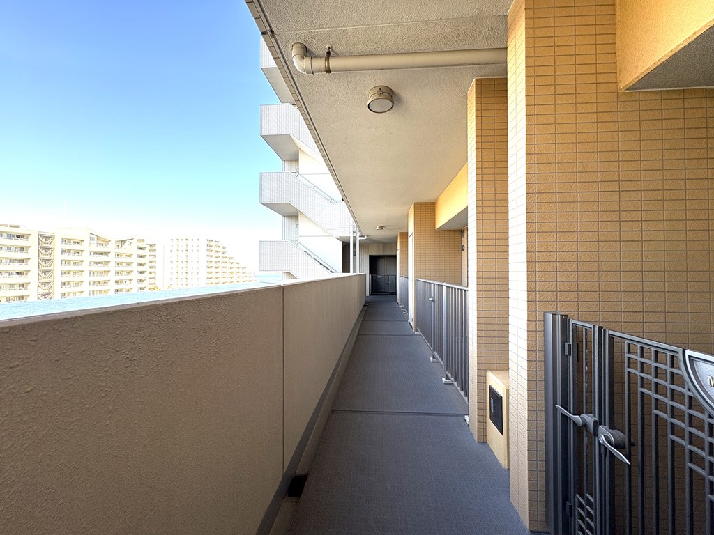 【共用廊下】 各お部屋に専用ポーチがあり、プライベートが保たれた共用廊下の様子です。