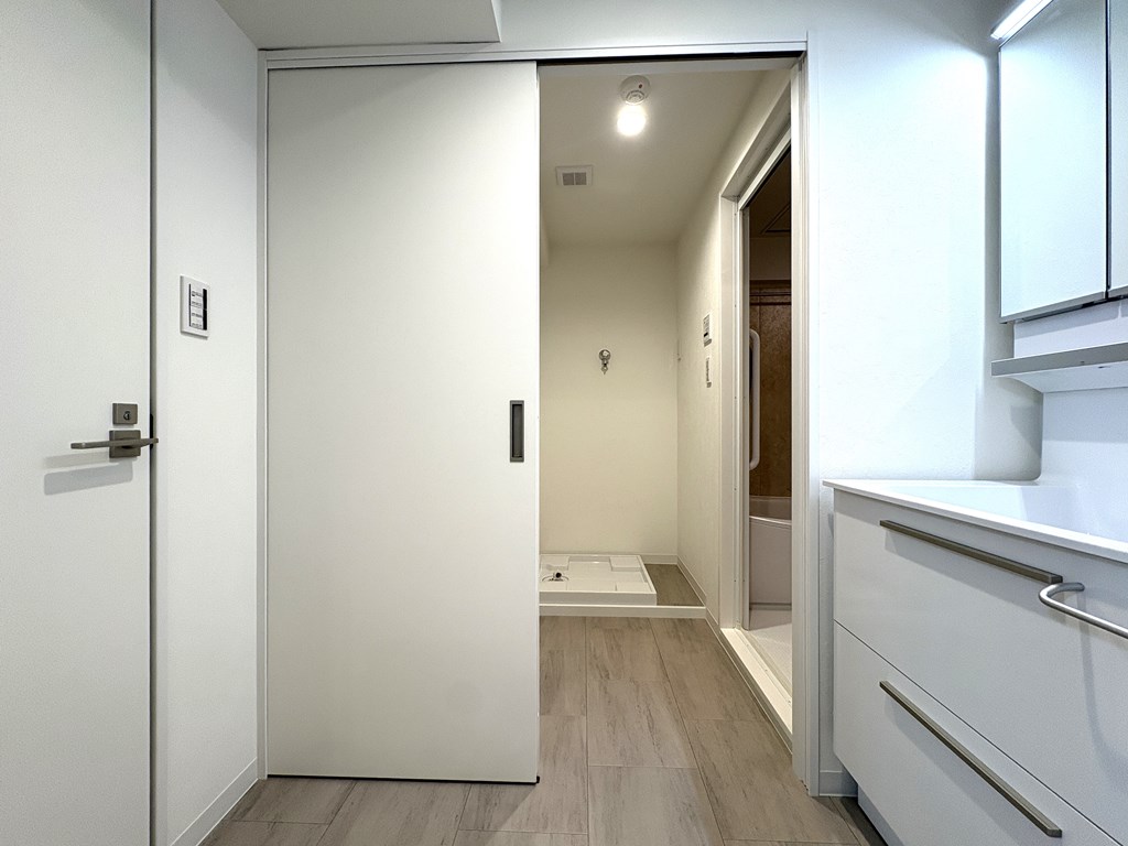 【洗面室・脱衣室の引き戸分離仕様】 収納のある洗面化粧台。洗面スペースと脱衣室が引き戸で分離されてた間取りです。使い勝手の良さを現地でご覧下し。