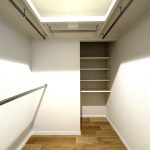 【ウォークインクローゼット】 大型のウォークインクローゼット完備。たくさんの洋服が収納できます。