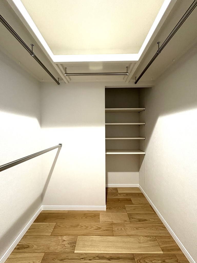 【ウォークインクローゼット】 大型のウォークインクローゼット完備。たくさんの洋服が収納できます。