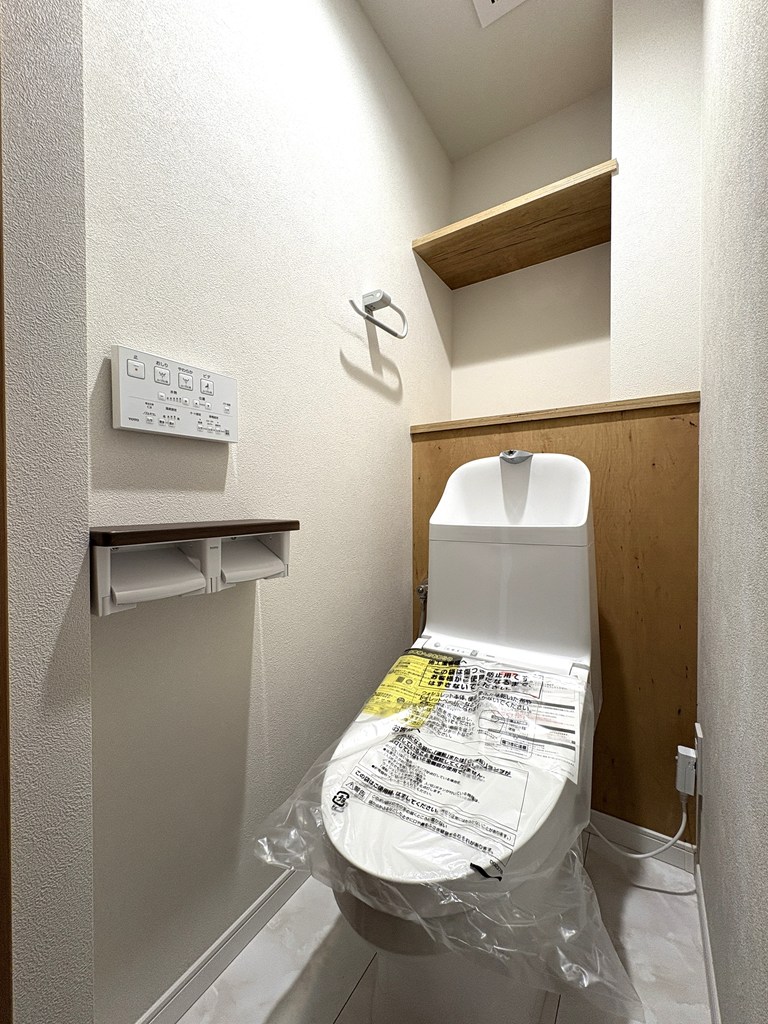 【トイレ】 清潔感のあるトイレはウォシュレット一体型になっています。トイレ内にも収納があります。