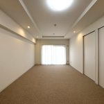 【リビング】 クロスと建具をホワイト系で統一して洗練された空間を演出しています。