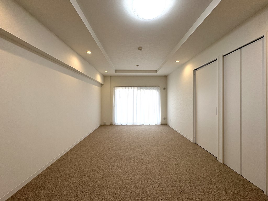 【リビング】 クロスと建具をホワイト系で統一して洗練された空間を演出しています。