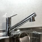 【浄水器一体型水栓】 浄水器付き。ボタン1つで浄水と原水に切り替え可能。炊飯時に浄水機能が使えて便利です。