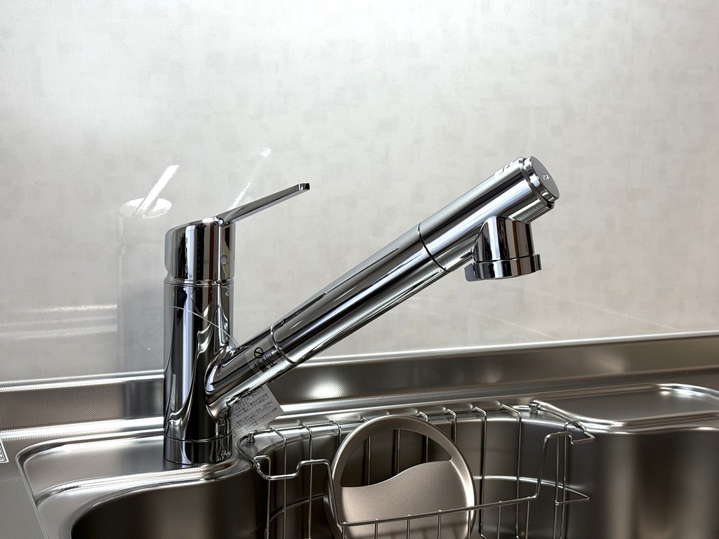 【浄水器一体型水栓】 浄水器付き。ボタン1つで浄水と原水に切り替え可能。炊飯時に浄水機能が使えて便利です。