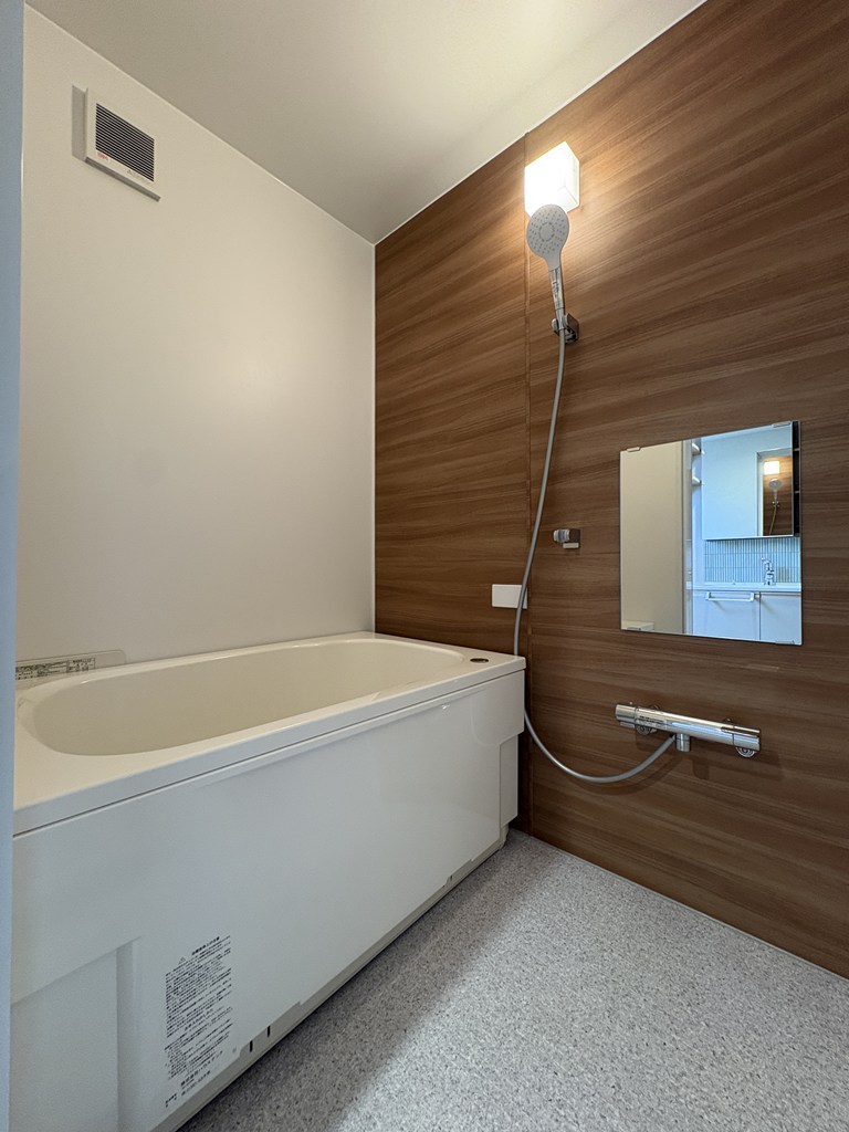 【浴室】 寛げる浴室は追い炊き機能、浴室換気乾燥機能付きで快適なバスタイムをお過ごしいただけます。