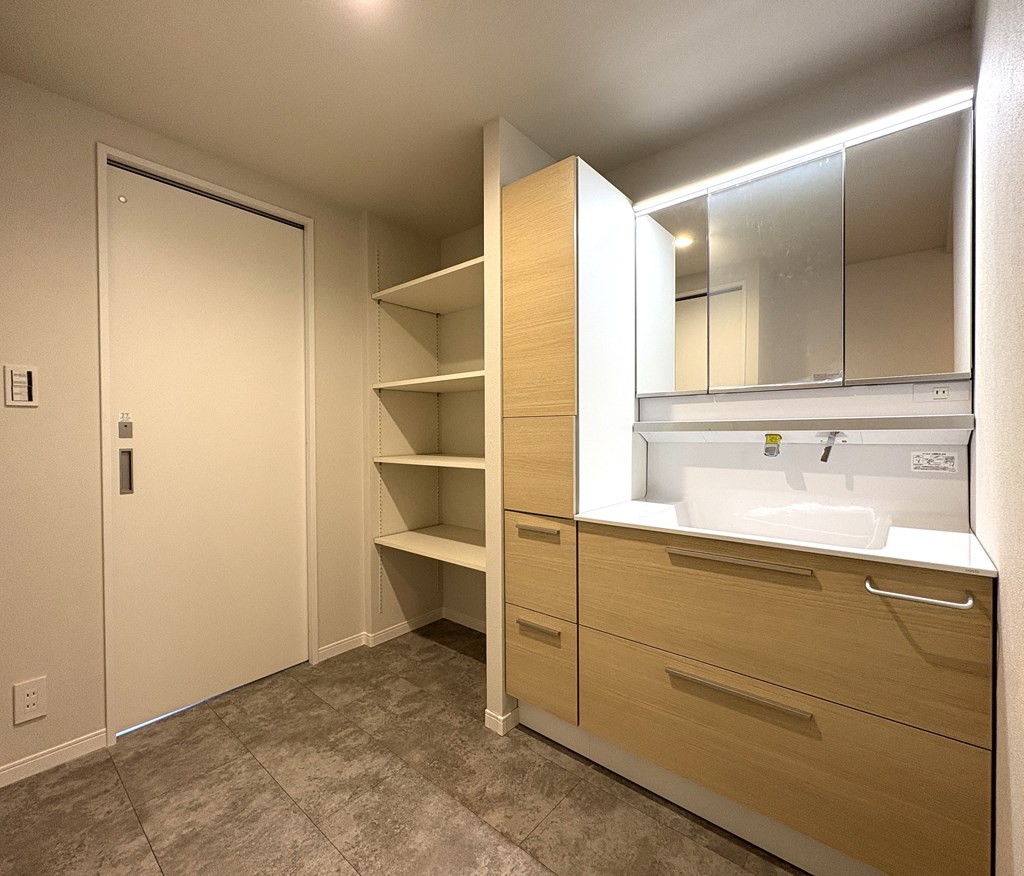 【洗面室】 収納付きの洗面化粧台。収納部分が多くプランニングされています。