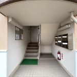 【エントランス】 エントランスの様子です。お掃除が行き届いていて管理体制の良さがうかがえます。