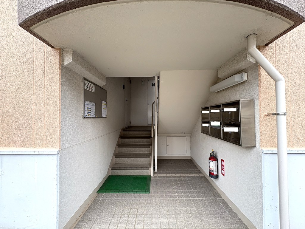 【エントランス】 エントランスの様子です。お掃除が行き届いていて管理体制の良さがうかがえます。