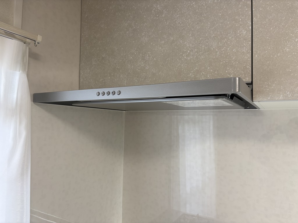 【レンジフード】 お料理中の臭いがお部屋に残る心配もありません。強弱で調整も可能です。