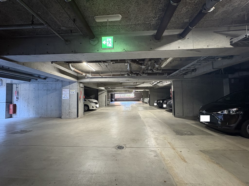 【駐車場】 駐車場の様子です。駐車場は、月額20000円～26000円になります。空き状況は随時ご確認ください。