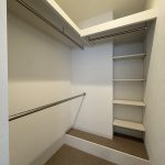 【ウォークインクローゼット】 2段のハンガーパイプ仕様なのでたくさんの洋服が収納可能です。