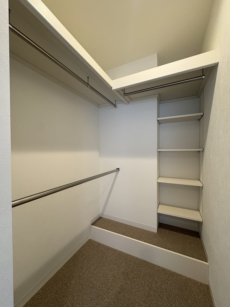 【ウォークインクローゼット】 2段のハンガーパイプ仕様なのでたくさんの洋服が収納可能です。