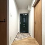 【玄関】 大型の玄関収納完備なので、ご家族みなさんの靴を収納していただけます。