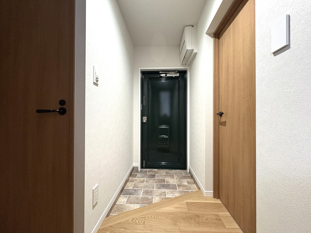 【玄関】 大型の玄関収納完備なので、ご家族みなさんの靴を収納していただけます。