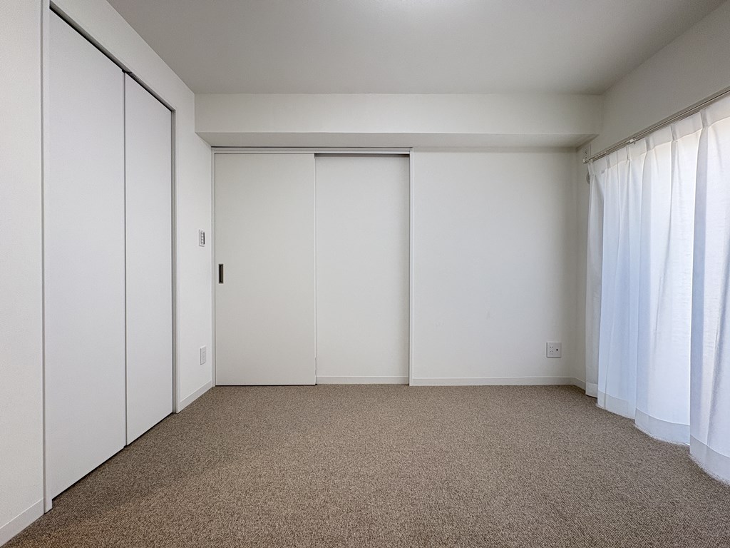 【洋室】 洋室は3部屋あります。全てのお部屋に収納完備。ウォークインクローゼットもあります。