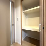 【納戸(フトンクローゼット)】 廊下にある納戸の様子です。奥行があるので季節の小物や寝具の収納に便利です。