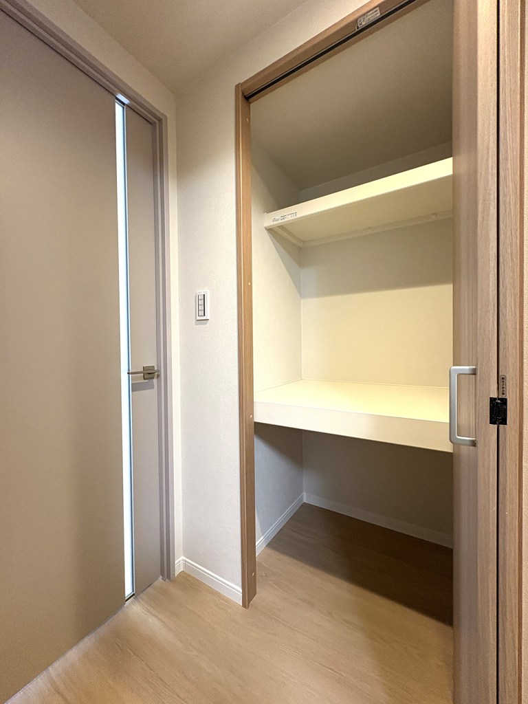 【納戸(フトンクローゼット)】 廊下にある納戸の様子です。奥行があるので季節の小物や寝具の収納に便利です。