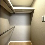 【ウォークインクローゼット】 ウォークインクローゼットの様子です。ハンガーパイプが2段なので大容量です。洋服だけでなく大型のスーツケースなども収納できます。